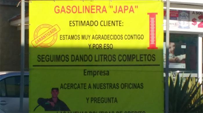 Pareja armada asalta gasolinera y huye a pie en Puebla capital