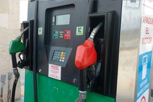 Denuncian en Puebla gasolineras que despachan gasolina adulterada con agua