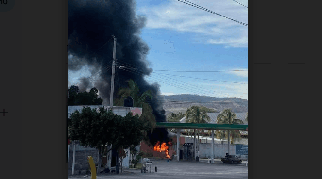 Incendio en gasolinera de Acatlán causa pánico