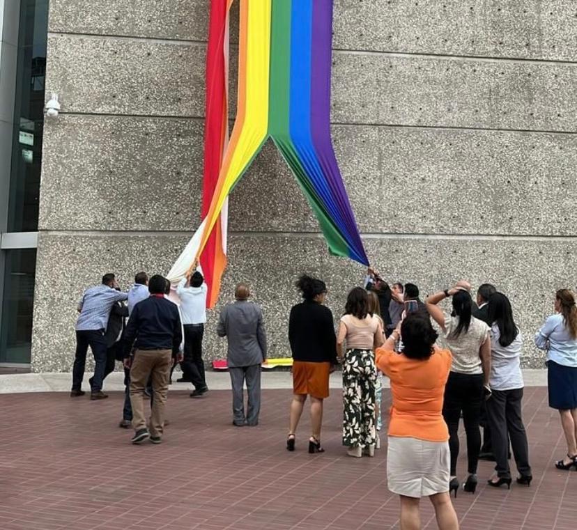 Rompen bandera LGBT en oficinas del Infonavit en Ciudad de México