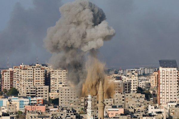 Previo al inicio de alto al fuego pactado, Israel bombardea a Gaza