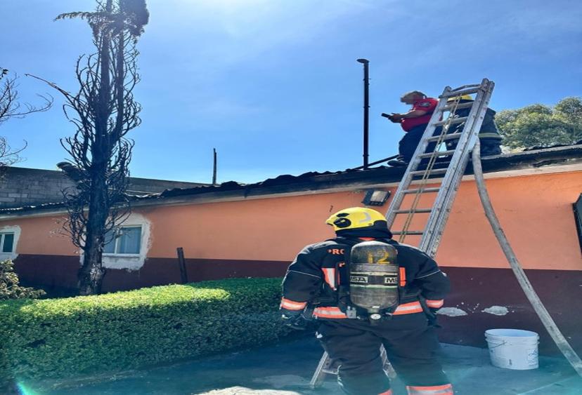 VIDEO Bomberos y PC controlan incendio en Calzada Zavaleta