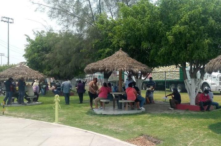 No respetan sana distancia en entrega de fertilizantes en Izúcar