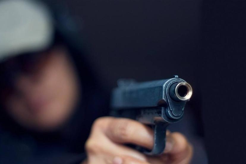 Tres hombres persiguen a balazos a un estudiante en la Resurrección 