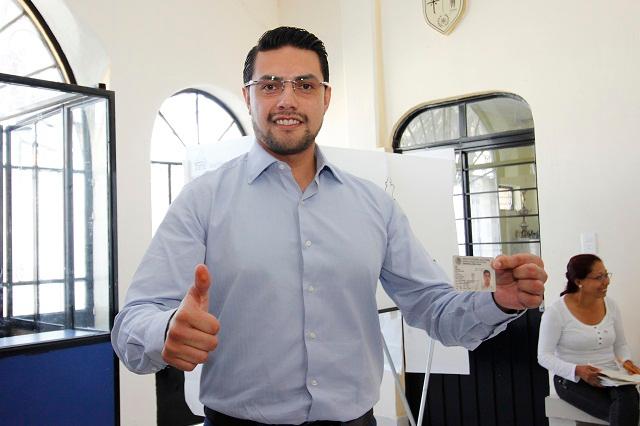  Mi candidatura no está en riesgo, dice Giles tras de comparecer ante la FGE 
