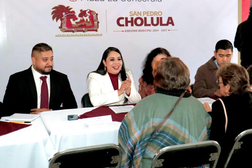 Ciudadanos acuden al miércoles ciudadano en San Pedro Cholula