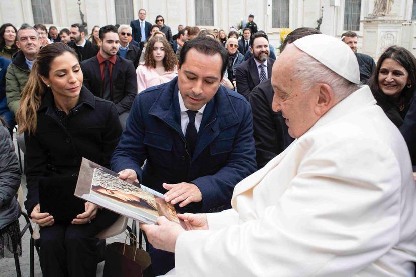 Mauricio Vila, gobernador de Yucatán, saluda al papa Francisco