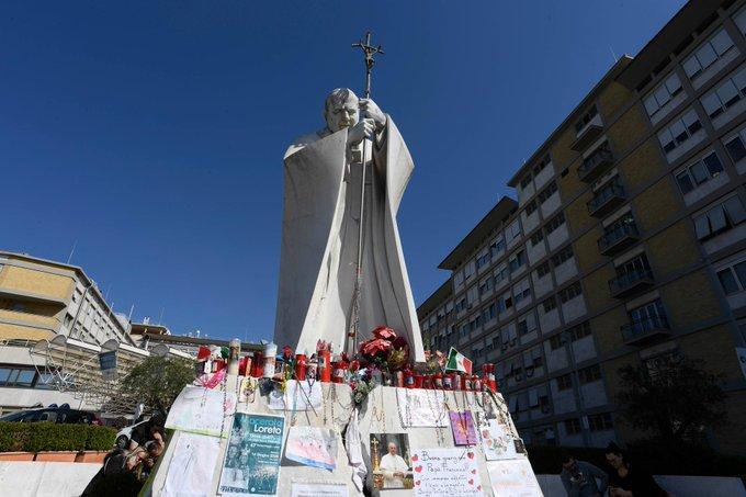 El Papa Francisco pasó una noche tranquila en el Gemelli