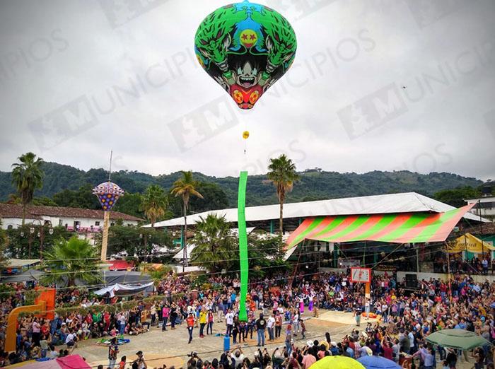 Festival de Globos reúne a miles en Tuzamapan