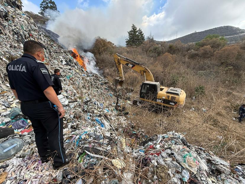 Trabajan para sofocar fuerte incendio en el relleno sanitario de Panotla