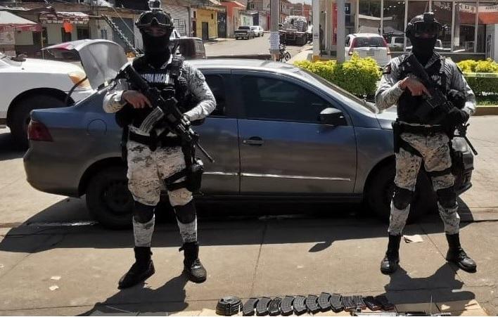 Detectan arsenal en cajuela de un auto robado