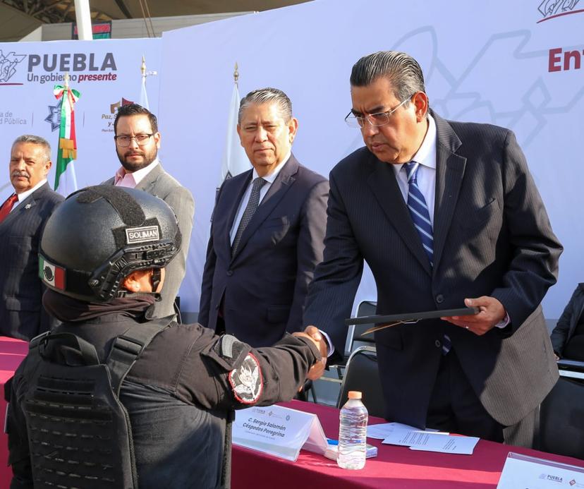 Céspedes entrega estímulos y ascensos a policías estatales 