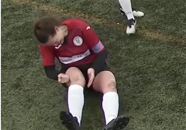 VIDEO Jugadora de futbol  se disloca la rodilla y con un golpe se la acomoda