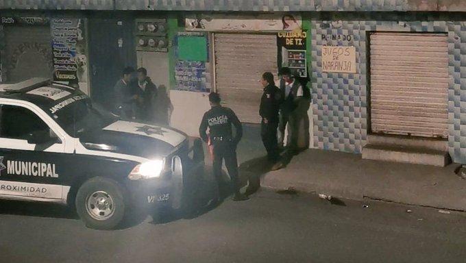 VIDEO Captan a policías de Puebla golpeando y cacheteando a jóvenes ebrios