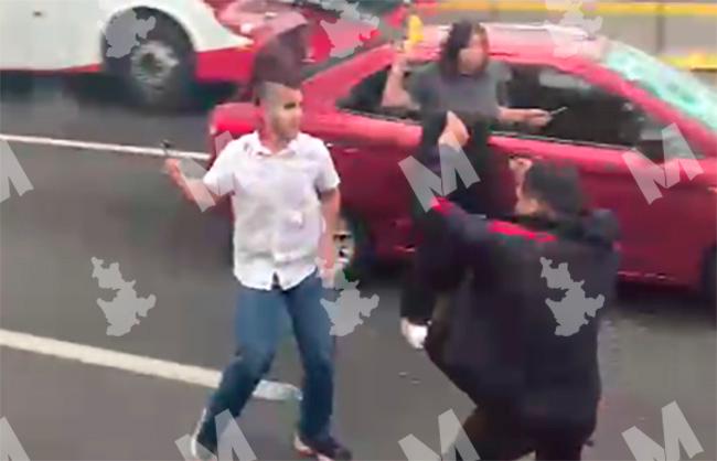 VIDEO Tras carambola se lían a golpes en la México-Puebla a la altura de Texmelucan 