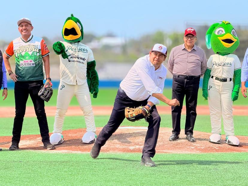 VIDEO Armenta canta Playball en la Liga Metropolitana AA de Puebla