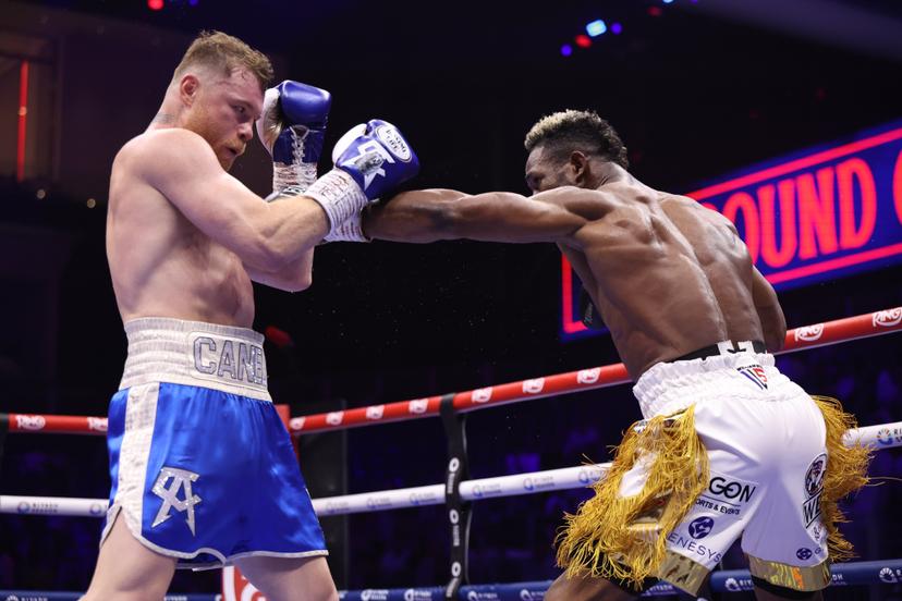 Sin lucir, Canelo Álvarez vence a William Scull