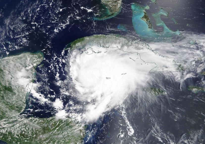 Huracán Grace se transforma a tormenta tropical a su paso por Quintana Roo