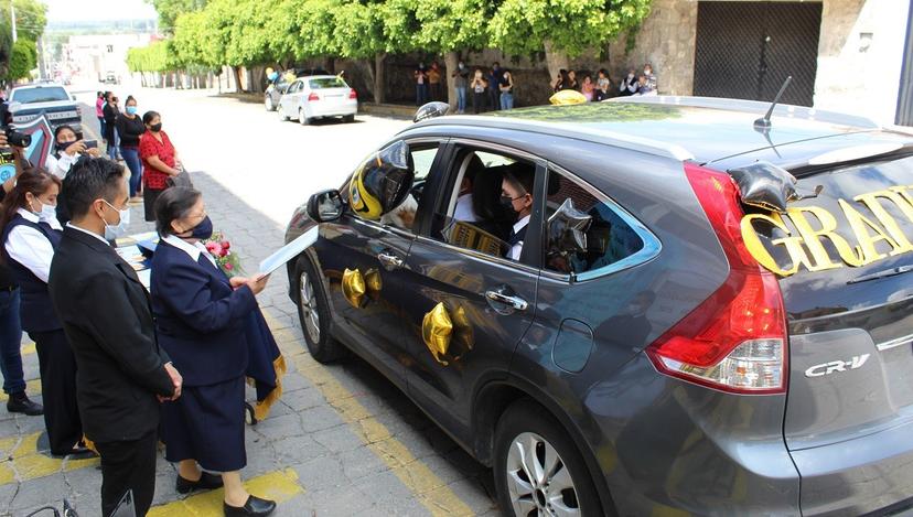 Escuela entrega certificados a estudiantes dese automoviles en Tecamachalco 