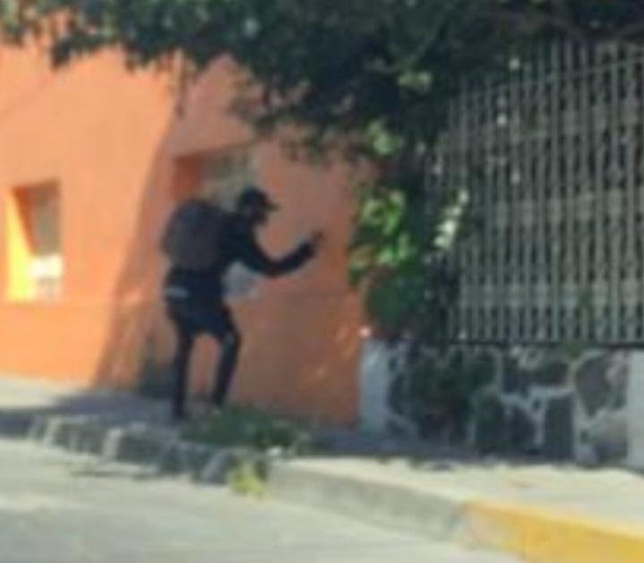 Vecinos de Atlixco persiguen a grafitero para darle su merecido