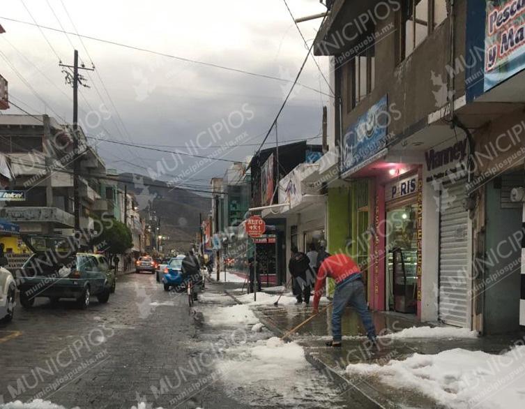 Fuerte granizada afecta viviendas en Tecamachalco