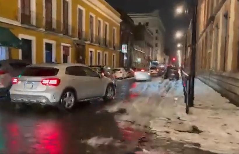 Azota tormenta a Puebla y cubre de granizo calles del centro