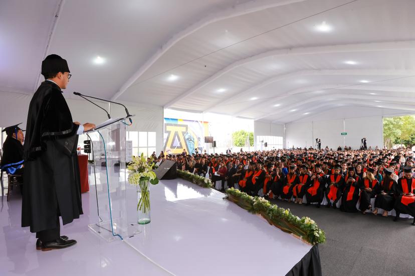 Anáhuac Puebla realiza graduación conmemorativa de la generación 20 años