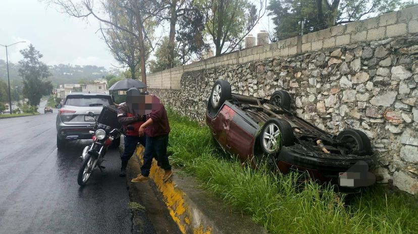 Volcadura deja un lesionado en inmediaciones de la Zona Militar