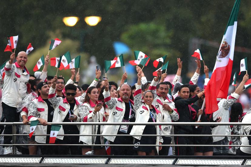 VIDEO México pinta el Río Sena de verde, blanco y rojo