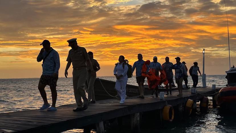 VIDEO Fueron rescatados en Quintana Roo seis tripulantes de embarcación extraviada