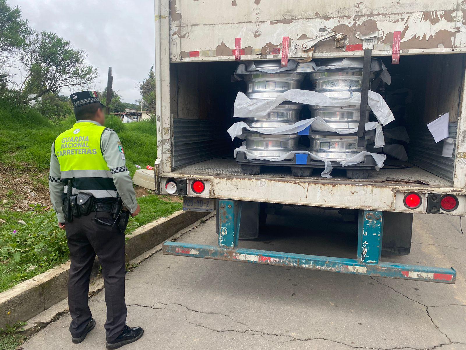 Guardia Nacional recupera tráiler cargado con rines en Santa Rita Tlahuapan