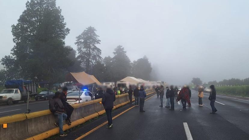 Suman más de 20 horas de bloqueo en la autopista México-Puebla