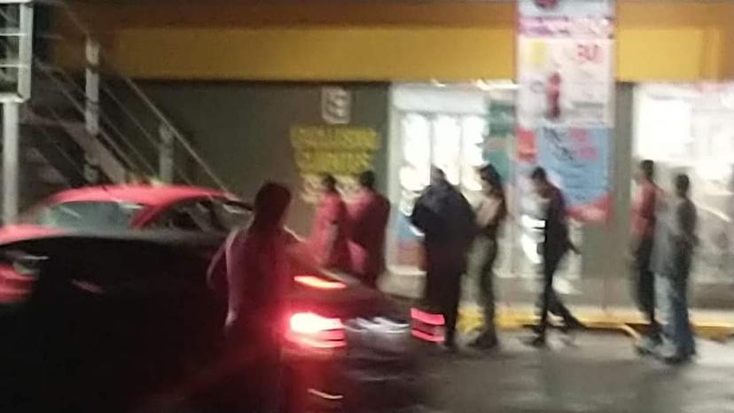 Ejecutan a dos hombres afuera de un Oxxo en Misiones de San Francisco