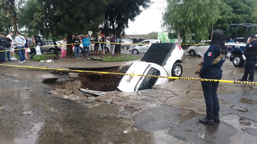 Se forma socavón en Ecatepec y se traga una camioneta