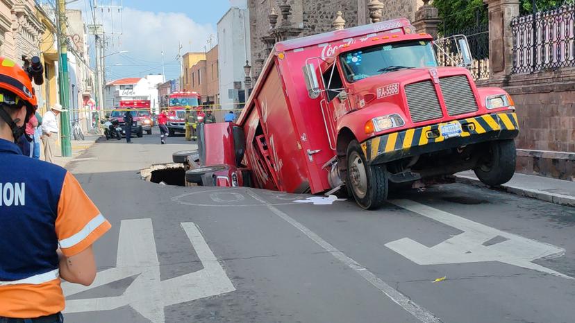 VIDEO Socavón se traga a camioneta y camión en Irapuato