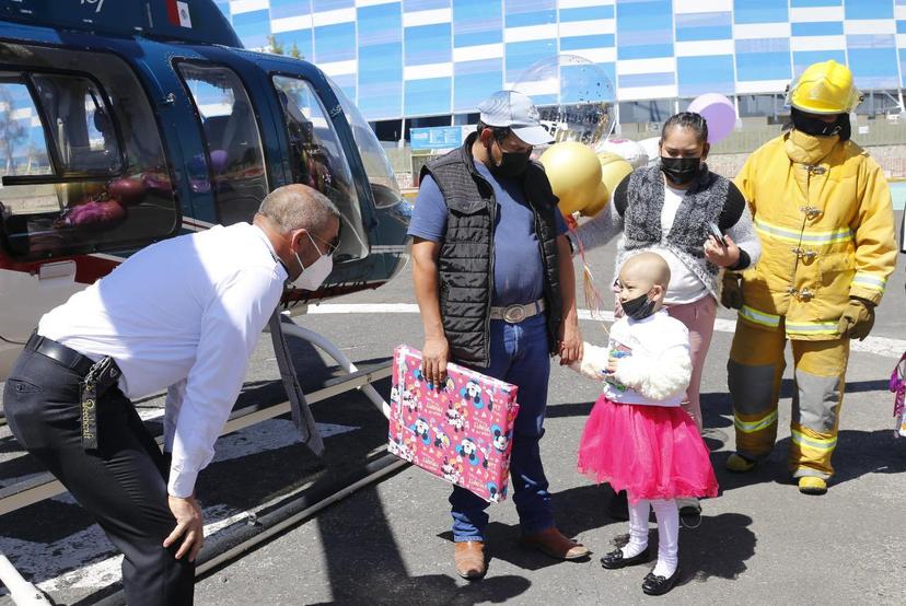 Hannia cumple su sueño de volar en helicóptero