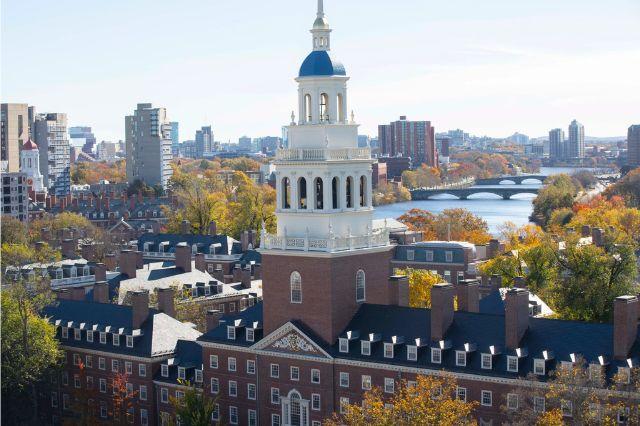 Trump congela fondos a Harvard por no ceder a sus exigencias