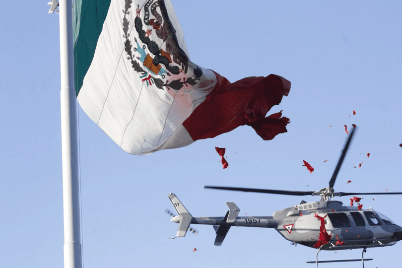 VIDEO Bandera de México es cortada por helicóptero de la FAM con sus hélices