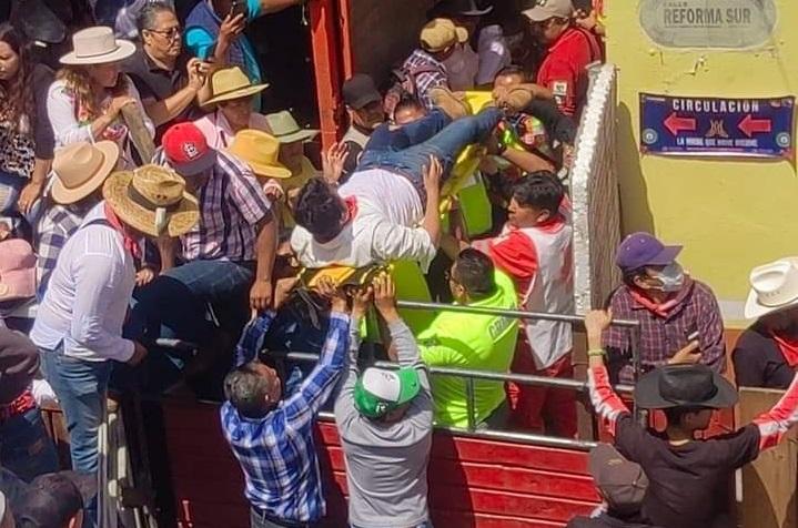 VIDEO Momento en que toro ataca a un asistente de la Huamantlada