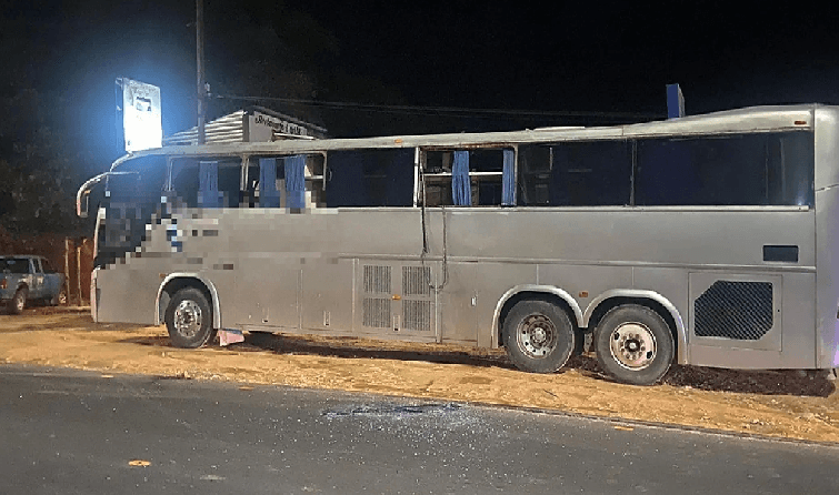 Encuentran a 198 migrantes en autobuses turísticos