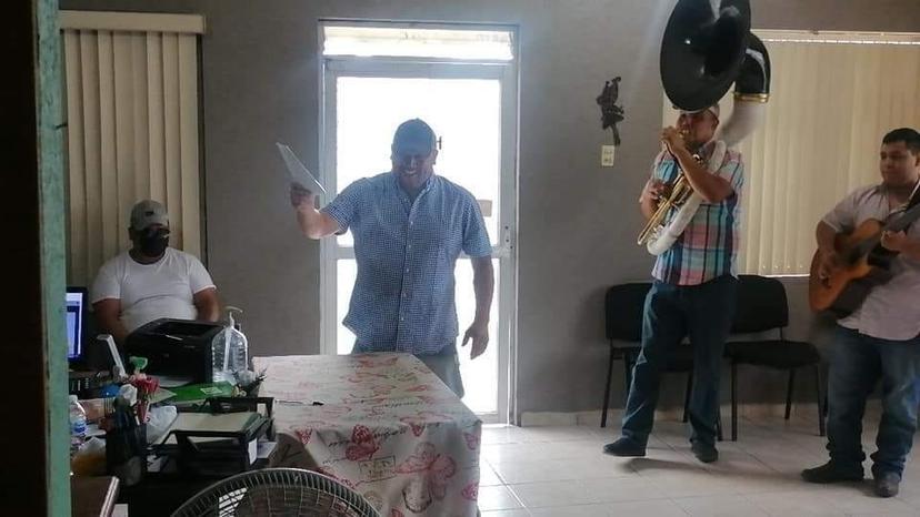 VIDEO Celebra su divorcio con música de banda