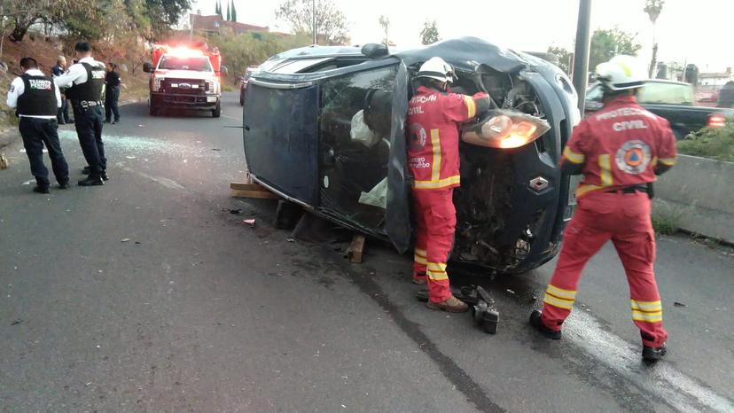 Quedó atrapado en vehículo por volcadura en Lomas de San Alfonso