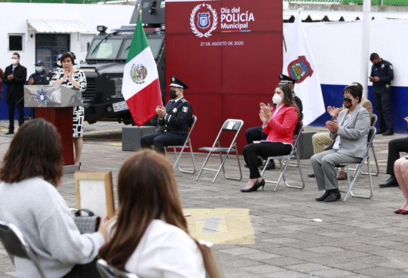 Rivera rinde homenaje a policías muertos por Covid en Puebla