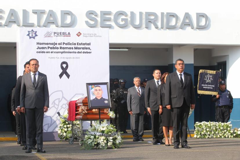 Céspedes asiste al homenaje del policía asesinado en Xoxtla