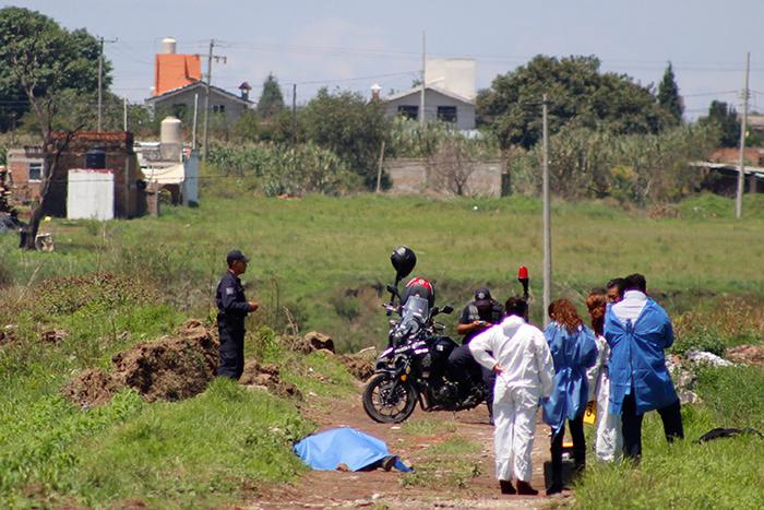 Con las manos atadas a la espalda encuentran ejecutado en Coronango