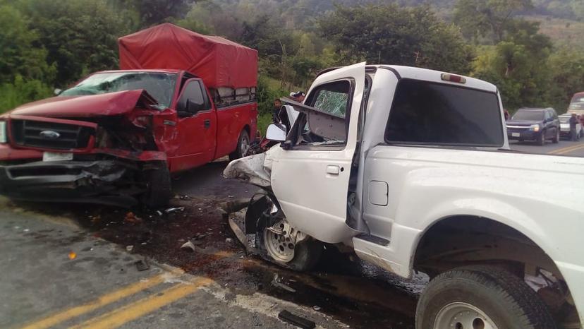 Choque de frente entre camionetas deja 2 mujeres lesionadas en la México-Tuxpan 