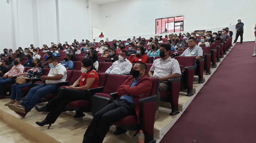 Imparten conferencia a maestros en Huauchinango