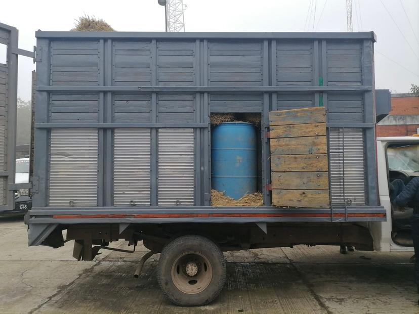 Abandonan camioneta con huachicol en Huauchinango