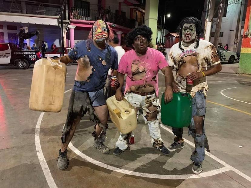 Se disfrazan para carnaval de huachicoleros quemados