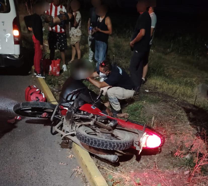Se salva de milagro tras accidentarse en su motocicleta en Huaquechula